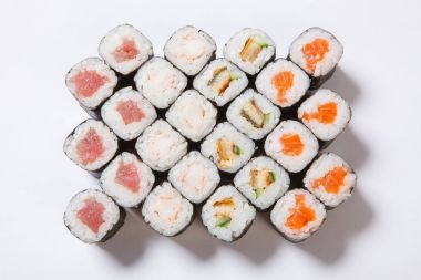 Bir plaka ile sushi ve rulo çeşitleri