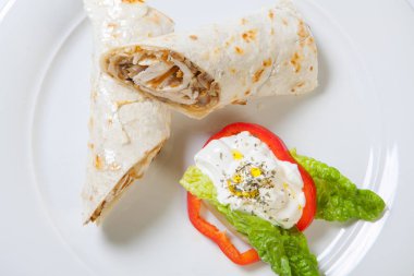 Pita ekmeği rulo tavuk mantar ve soğan ile doldurulmuş