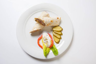 Rulo pide ekmek dolması ile sığır eti ve sebze ile dekore edilmiş soğan