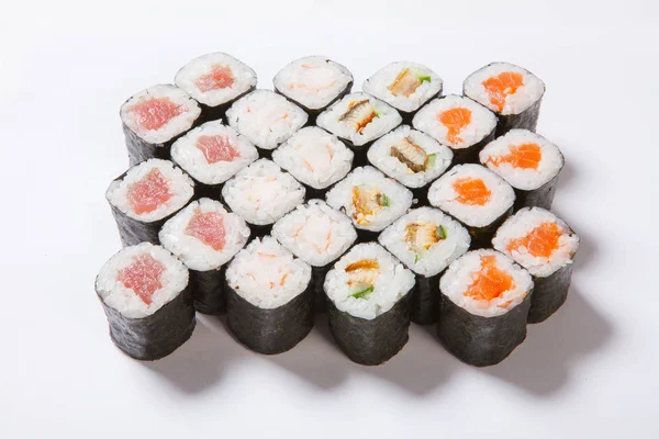 Un piatto con diversi tipi di sushi e panini — Foto Stock