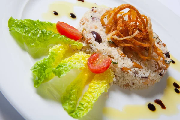Couscous vegetariano con verduras de cerca en el plato blanco — Foto de Stock