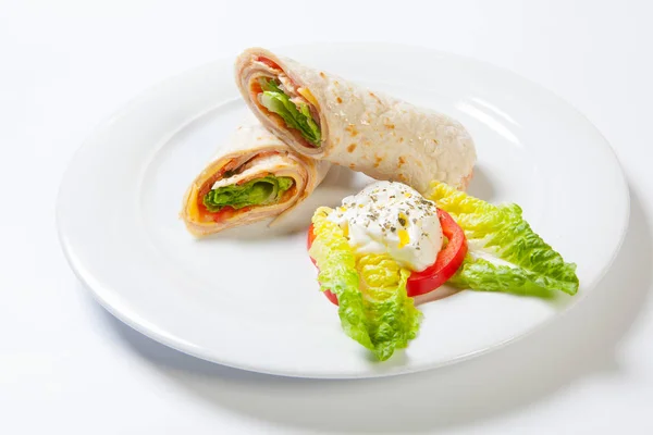 Роллы из пита-хлеба с ветчиной из салатного сыра и овощами — стоковое фото