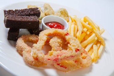 Taze bira aperatifler ürün yelpazesine beyaz tabakta. Patates kızartması, kruton ve kabak ve tatlı biber