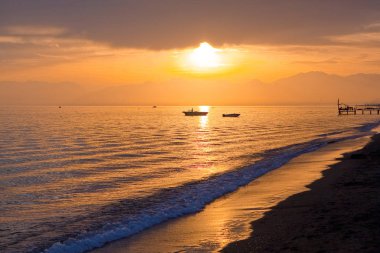 gündoğumu zaman Beach'te. Günbatımı vasıl belgili tanımlık kıyı