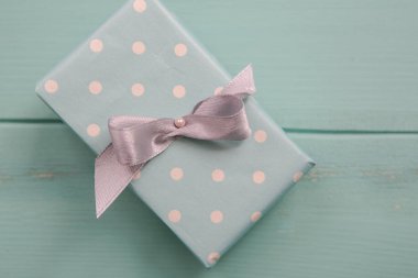 Hediyelik kutu mavi ahşap masa. Düz yatıyordu