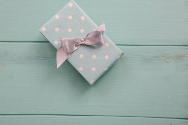 Hediyelik kutu mavi ahşap masa. Düz yatıyordu