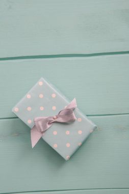 Hediyelik kutu mavi ahşap masa. Düz yatıyordu