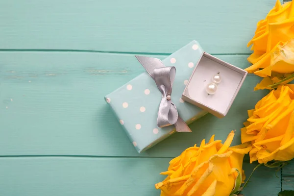 Dárkové krabice a růže s Valentines, svatba, výročí, den matek nebo dárek k narozeninám — Stock fotografie