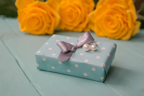 Dárkové krabice a růže s Valentines, svatba, výročí, den matek nebo dárek k narozeninám — Stock fotografie