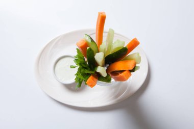 Beyaz arka plan üzerinde soslu sebze sopa