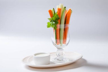 Beyaz arka plan üzerinde soslu sebze sopa