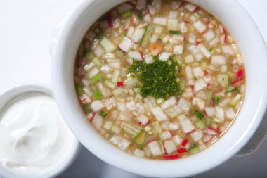 Rus soğuk sebze çorbası yoğurt, ekşi süt Bankası - okroshka üzerinde