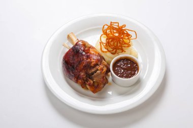 Bavyera domuz knuckle kavrulmuş ve parlak zemin üzerine patates püresi