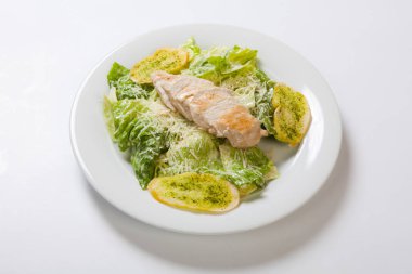 Sezar salata tabağı peynir ve sarımsak ekmek ile