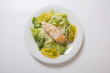 Sezar salata tabağı peynir ve sarımsak ekmek ile