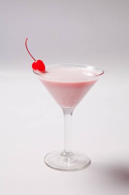 Klasik pink lady beyaz arka plan üzerinde kokteyl