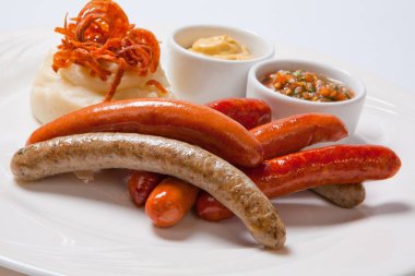 Patates püresi ile çeşitli ızgara sosis