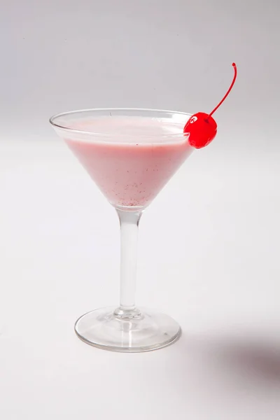 Klassieke pink lady cocktail op witte achtergrond — Stockfoto