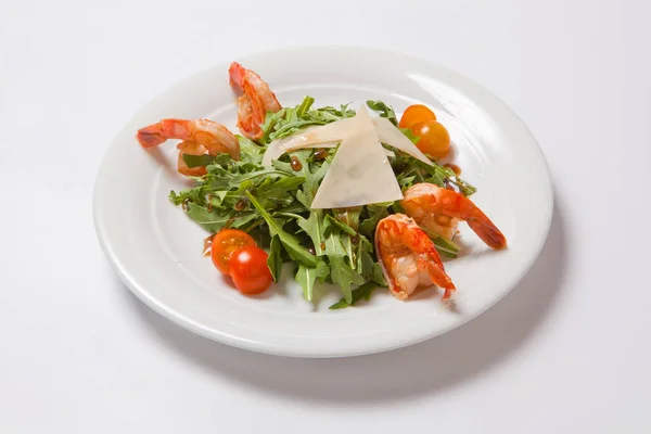 Вкусный салат с рукколой, помидорами черри и креветками — стоковое фото