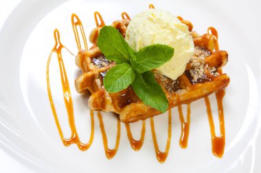 Dondurma, karamel ve nane ile Belçika waffle