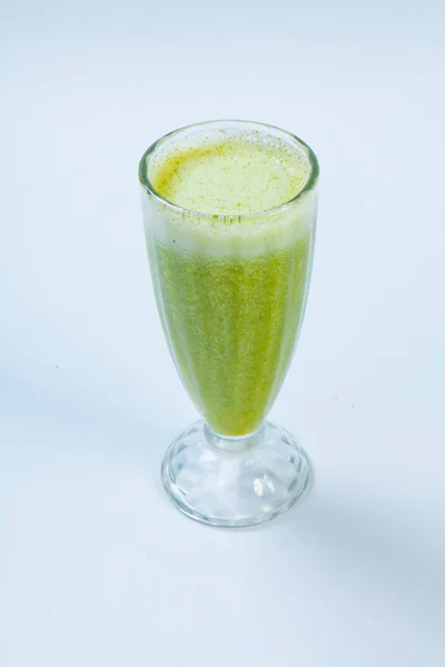 Sayuran hijau smoothie pada backgroun putih. Celery smoothie — Stok Foto