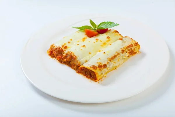 Rotoli di lasagne italiane su un piatto bianco — Foto Stock