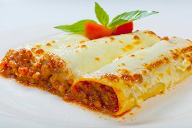 İtalyan lazanya beyaz bir plaka üzerinde rulo