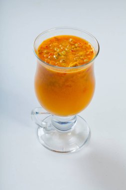 Deniz topalak beyaz arka plan üzerinde çay