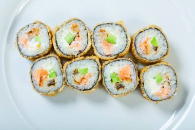 Japon deniz ürünleri suşisi, beyaz arka planda yuvarlan.