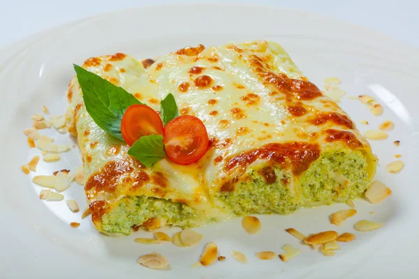 Italské lasagne rohlíky na bílé plotně — Stock fotografie