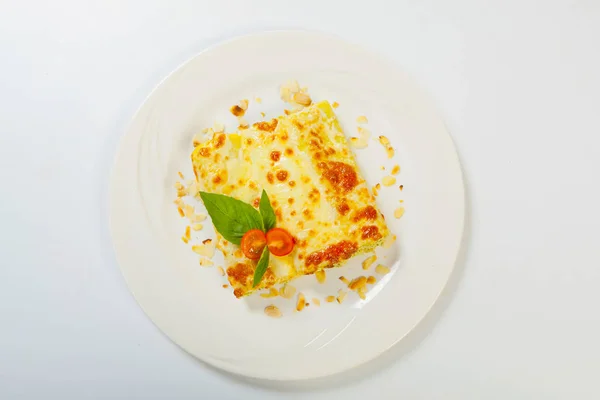 Lasaña italiana rueda en un plato blanco — Foto de Stock