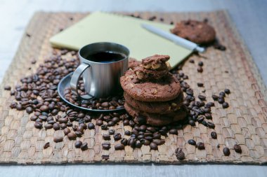 kahve ve kahve çekirdekleri tanımlama bilgilerini ve Not Defteri ile ahşap tablo