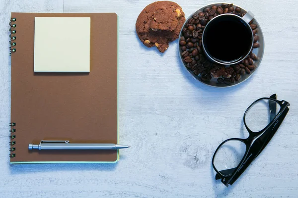 빈 나선형 notepads, 컵의 커피와 펜 나무 배경 — 스톡 사진