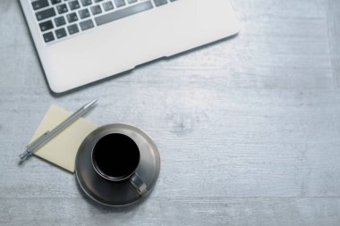 office çalışan Resepsiyon, dizüstü bilgisayar, not defteri ve kahve faturası notlar veya yapışkan etiket ile Üstten Görünüm