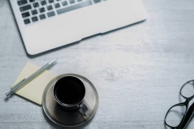 office çalışan Resepsiyon, dizüstü bilgisayar, not defteri ve kahve faturası notlar veya yapışkan etiket ile Üstten Görünüm