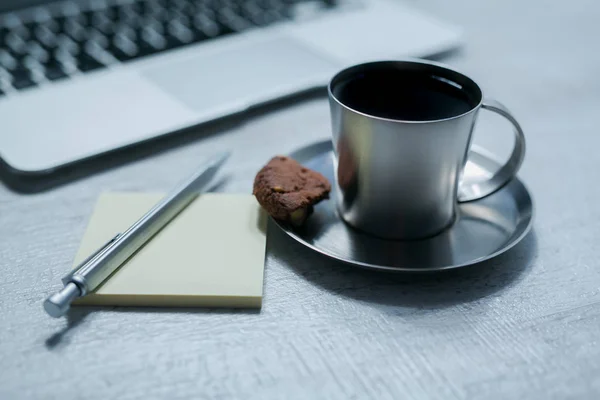 Escritorio de oficina vista superior con ordenador portátil, bloc de notas y café con galletas — Foto de Stock