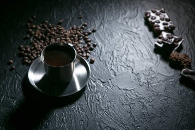 kahve ve kahve çekirdekleri çerezleri ve çikolata ile ahşap tablo