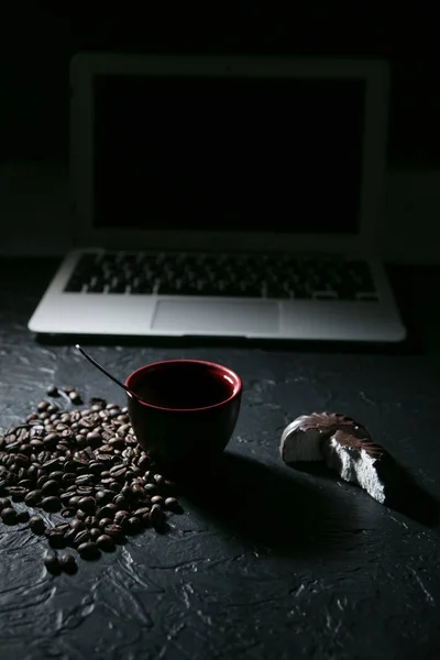 Taza de café y granos de café y zefir y portátil sobre fondo negro — Foto de Stock