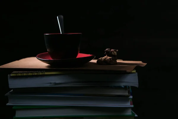 La Taza del café y las galletas y el chocolate en la pila de los libros — Foto de Stock