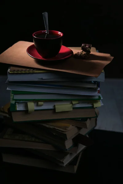 Το καφέ Κύπελλο και μπισκότα και σοκολάτα στη στοίβα των βιβλίων — Φωτογραφία Αρχείου
