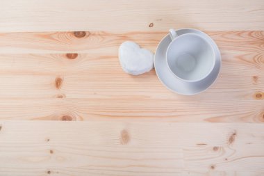 bir saf beyaz seramik bardak ve tabak ve gingerbread standları ahşap bir masaya