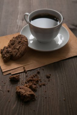 kahve fincanı ve kurabiyeler ahşap masada.