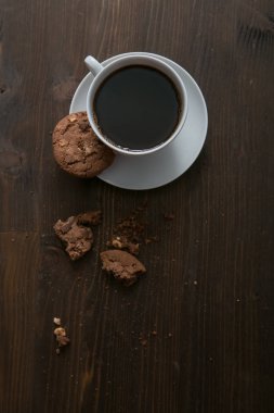 kahve fincanı ve kurabiyeler ahşap masada.