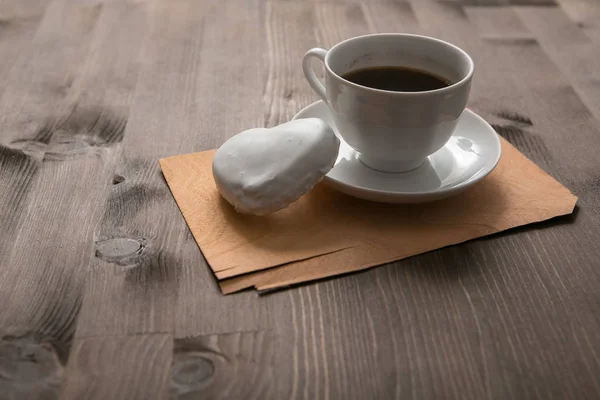 白いコーヒー カップと木製のデスクでジンジャーブレッド — ストック写真