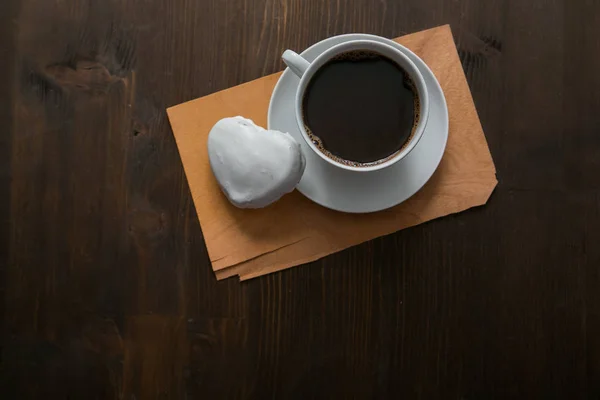 白いコーヒー カップと木製のデスクでジンジャーブレッド — ストック写真