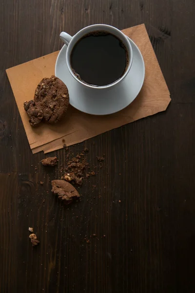 木製のテーブルの上のコーヒーカップとクッキー — ストック写真