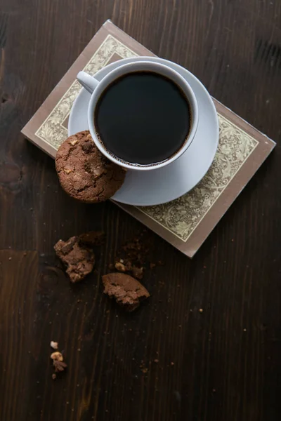 Coffe cup and cookies is on the book — Stock Photo, Image