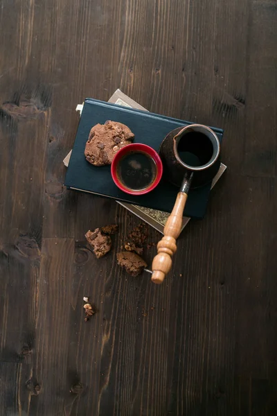 Kaffeetasse, Kaffeemaschine und Kekse stehen auf einem Bücherstapel — Stockfoto