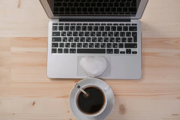 Na filiżankę kawy, Piernik i laptopa na drewnianym stole — Zdjęcie stockowe