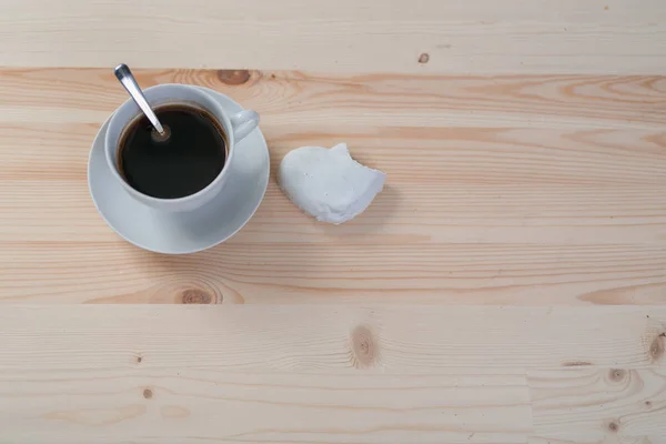 Taza de café blanco y pan de jengibre en escritorio de madera — Foto de Stock